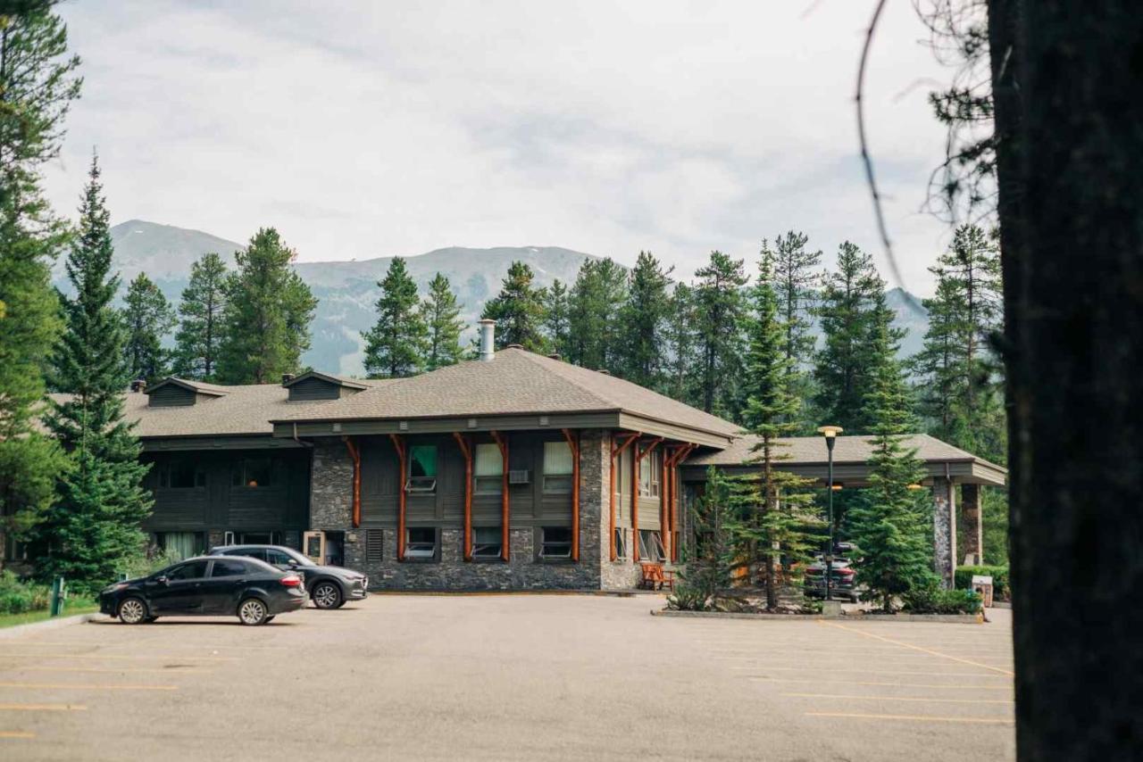Mountaineer Lodge Лейк-Луиз Экстерьер фото