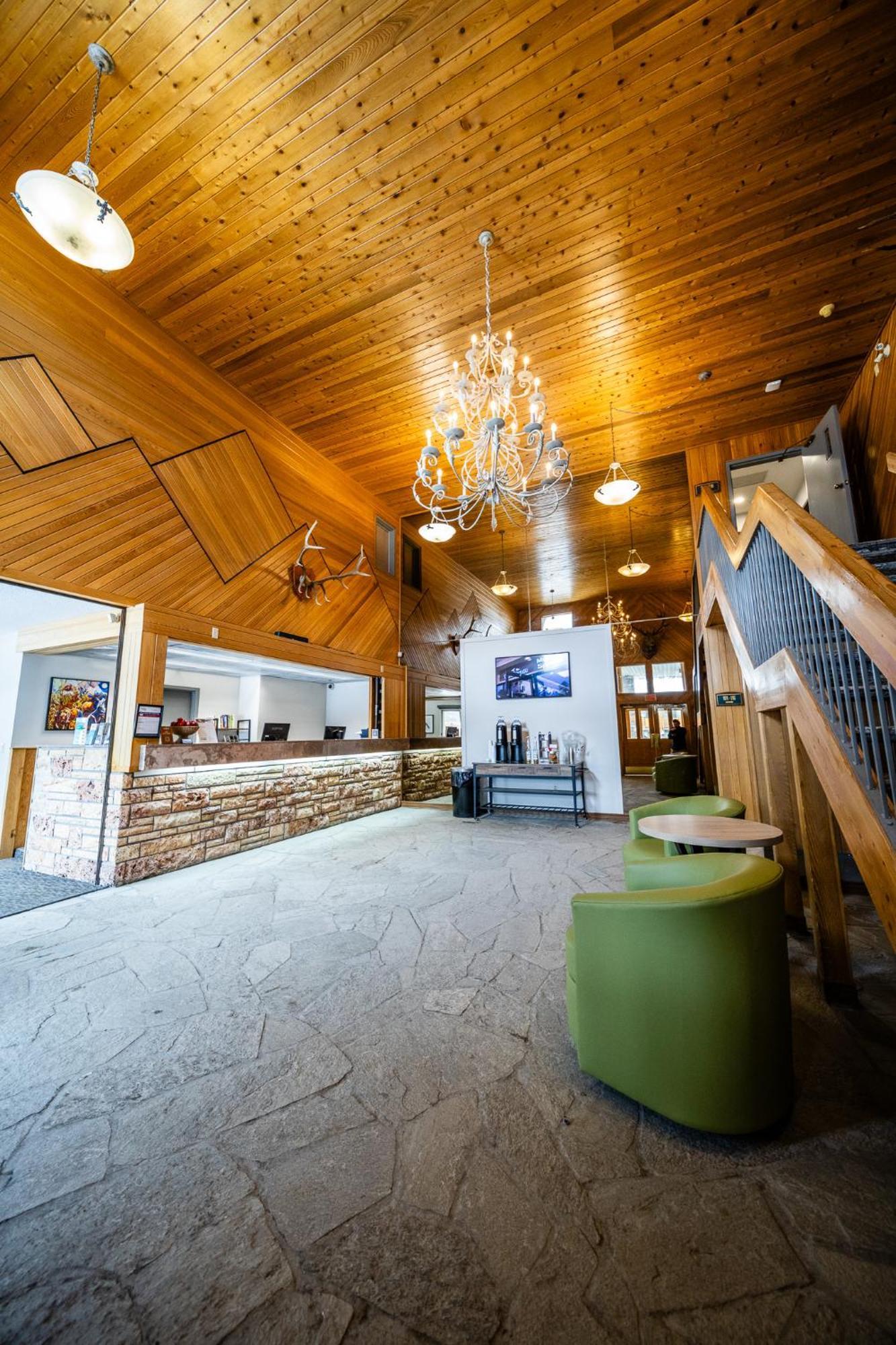 Mountaineer Lodge Лейк-Луиз Экстерьер фото